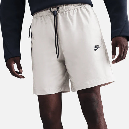 SHORT NIKE TECH LUZ HUESO 2025