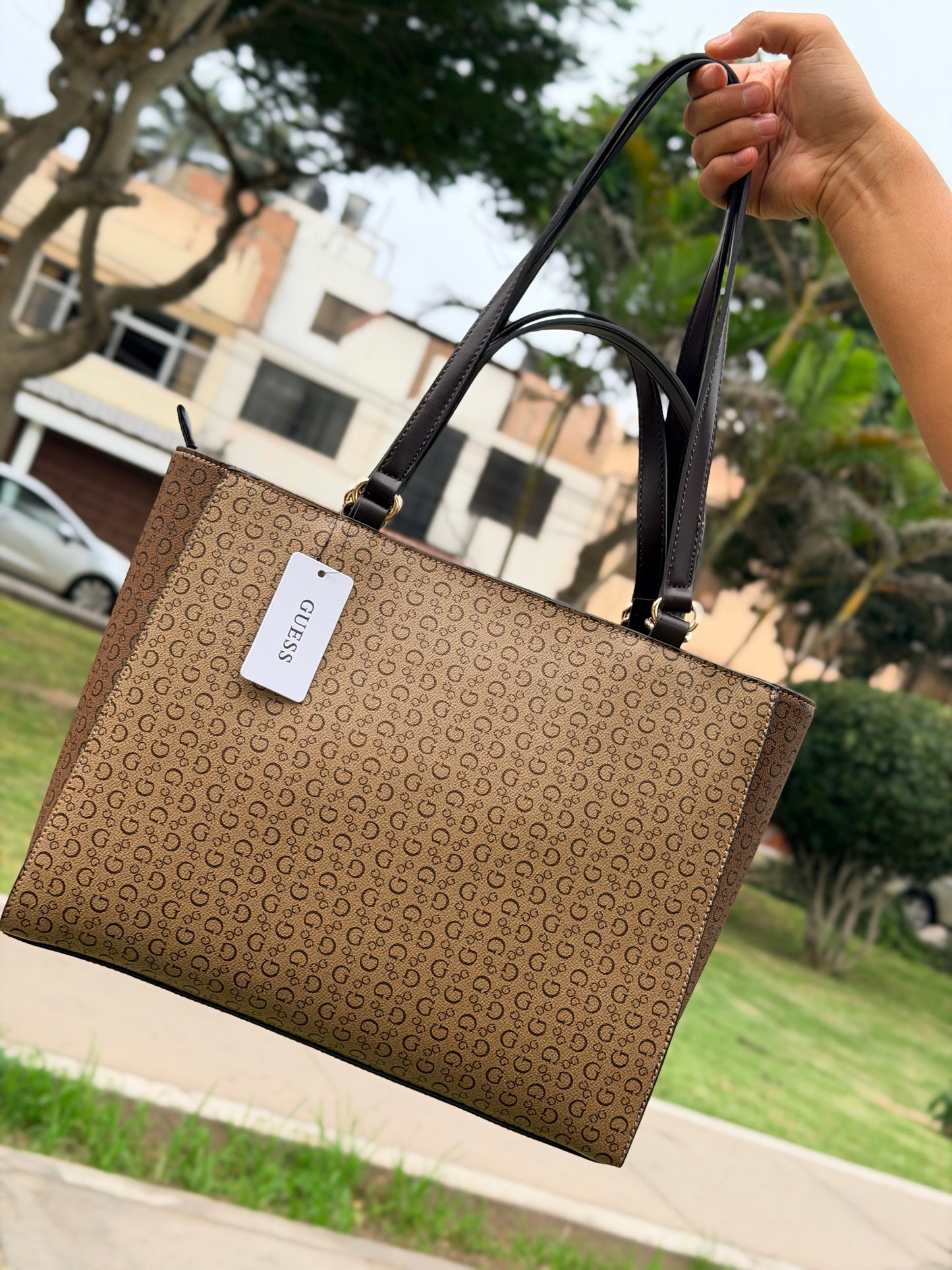 CARTERA GUESS TOTE SIGNATURE MARRÓN