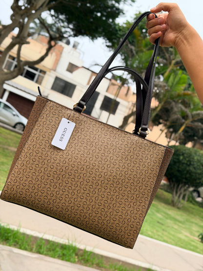 CARTERA GUESS TOTE SIGNATURE MARRÓN