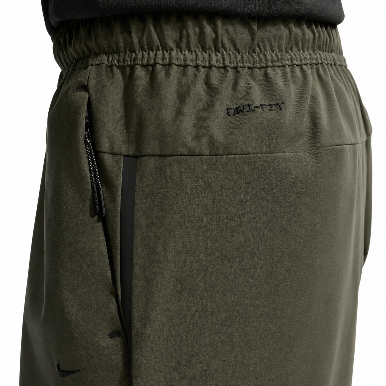 SHORT NIKE TECH WOVEN OLIVO