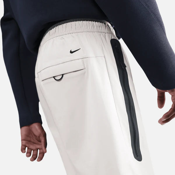 SHORT NIKE TECH LUZ HUESO 2025