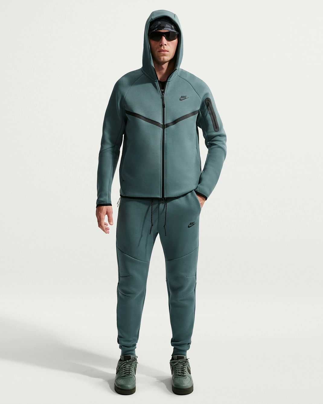 CONJUNTO NIKE TECH GREEN CEMENT